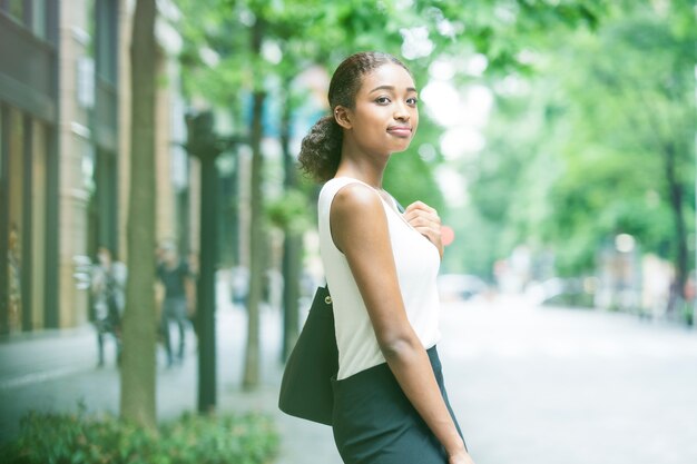 Jeune femme d'affaires dans une ville verte