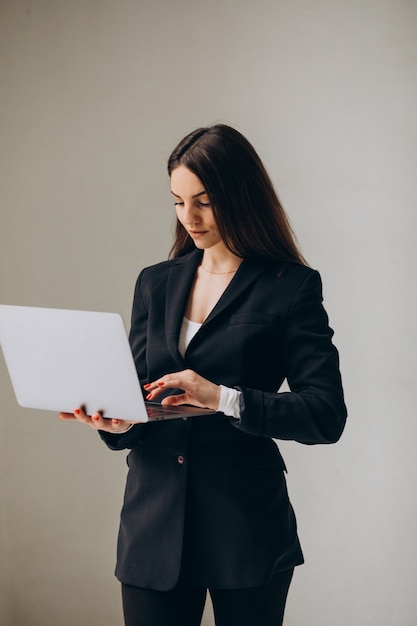 Jeune, femme affaires, debout, à, ordinateur portable, dans, bureau