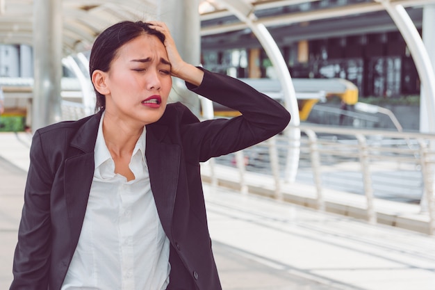 Jeune femme d&#39;affaires déprimée