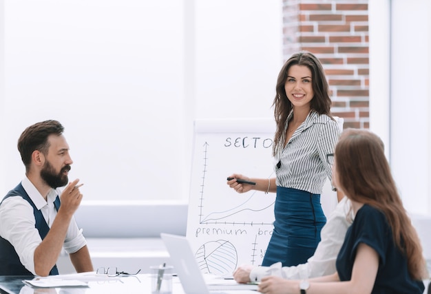 La jeune femme d'affaires discute des données financières avec des collègues.photo avec l'espace de copie