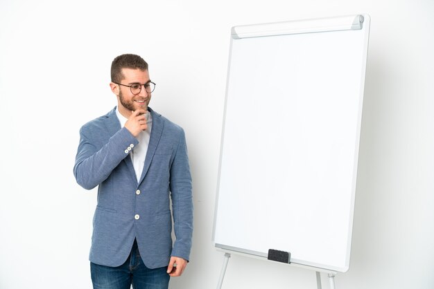 Jeune femme d'affaires donnant une présentation sur tableau blanc isolé