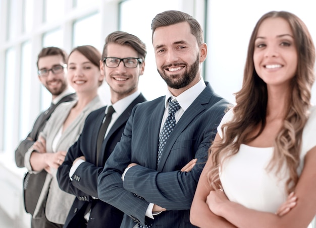 Jeune femme d'affaires et équipe commerciale debout ensemble