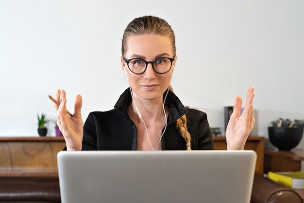 Jeune femme d'affaires étudiant enseignant appelant sur ordinateur portable parler par webcam