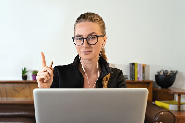 Jeune femme d'affaires étudiant enseignant pouce en haut casque webcam