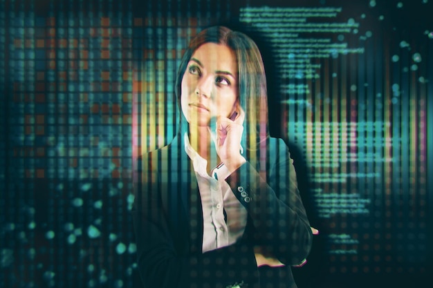 Une jeune femme d'affaires européenne attrayante debout sur un fond abstrait avec du codage et des informations technologiques Base de données langage html et concept scientifique Double exposition