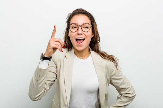 Jeune femme d'affaires européenne ayant une idée, un concept d'inspiration