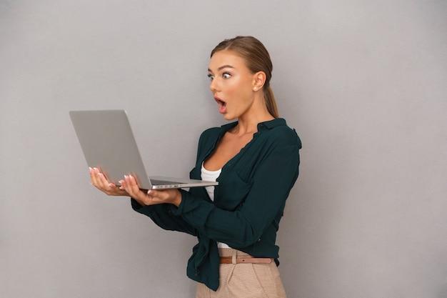 Jeune femme d'affaires excitée debout