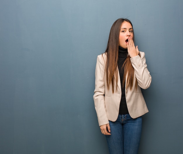 Jeune femme d'affaires fatiguée et très fatiguée