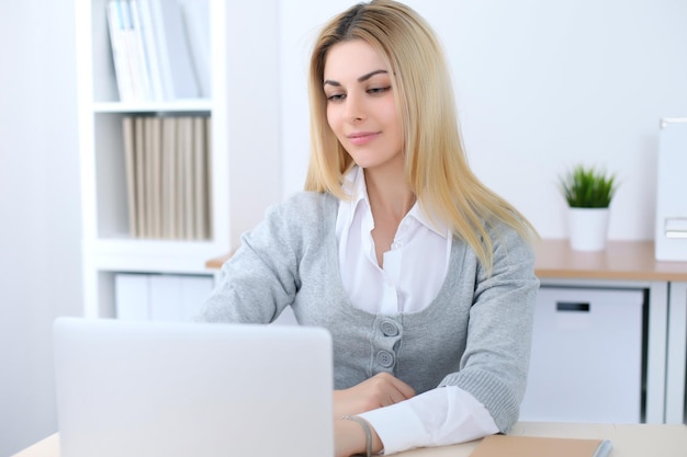 Jeune femme d'affaires ou fille étudiante assise au travail de bureau avec ordinateur portable Concept d'entreprise à domicile