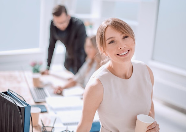 Jeune femme d'affaires sur le fond du bureau