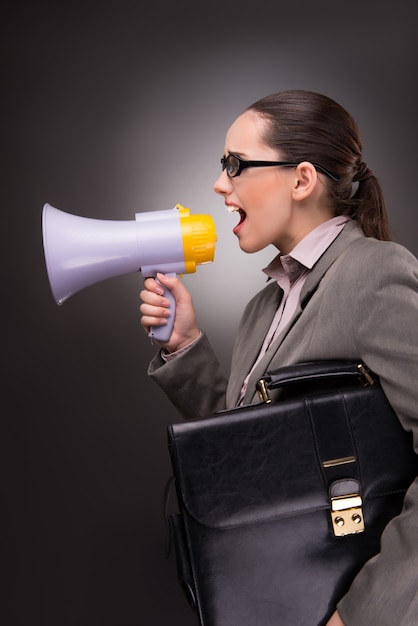 Jeune femme d&#39;affaires avec haut-parleur au concept d&#39;entreprise