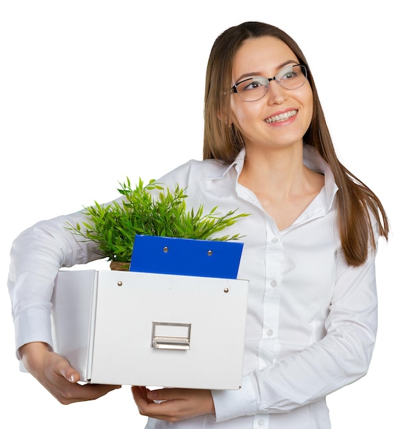 Jeune femme d&#39;affaires heureuse avec une boîte pour passer à un nouveau bureau