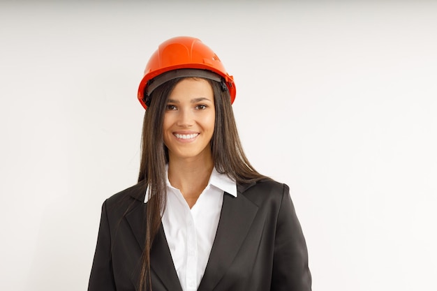 Jeune femme d'affaires ingénieur en casque de construction