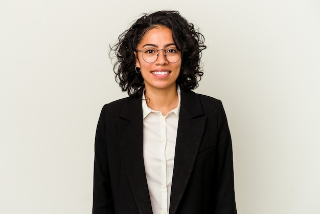 Jeune femme d'affaires latine isolée sur fond blanc heureuse, souriante et joyeuse.