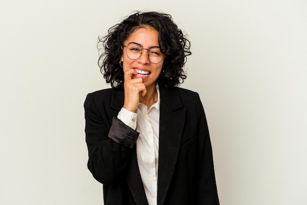 Jeune femme d'affaires latine isolée sur fond blanc, se ronger les ongles, nerveuse et très anxieuse.