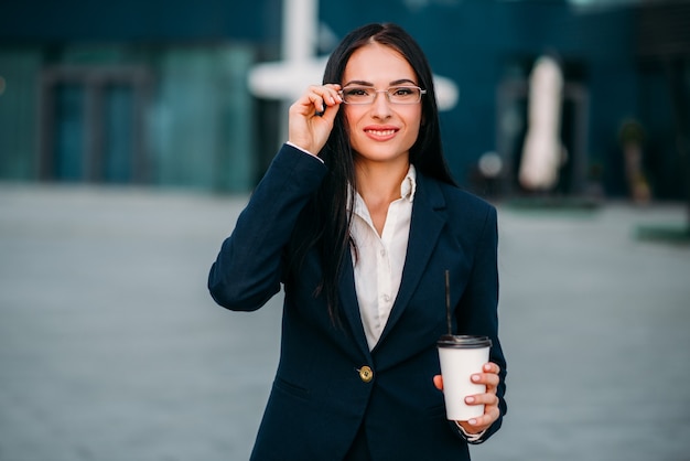 Jeune femme d'affaires à lunettes et costume