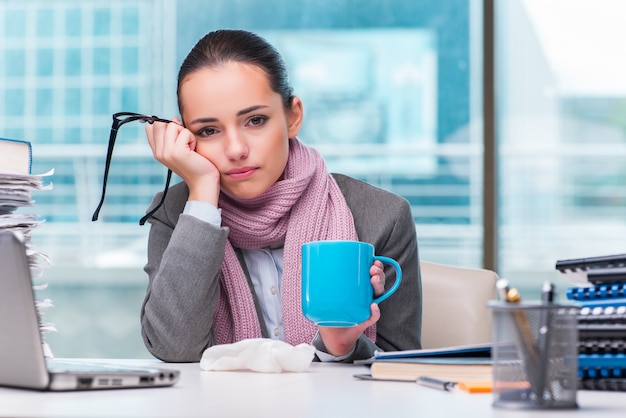 Jeune femme d'affaires malade au bureau