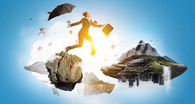 Jeune femme d'affaires marchant avec parapluie. Technique mixte