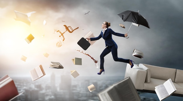 Jeune femme d'affaires marchant avec parapluie. Technique mixte