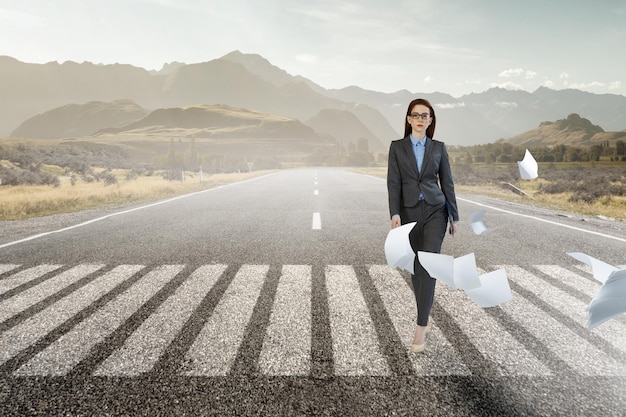 Jeune femme d'affaires marchant vers le succès, grandir en concept d'entreprise. Technique mixte