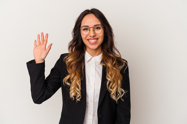 Jeune femme d'affaires mexicaine isolée sur fond blanc souriant joyeux montrant le numéro cinq avec les doigts.