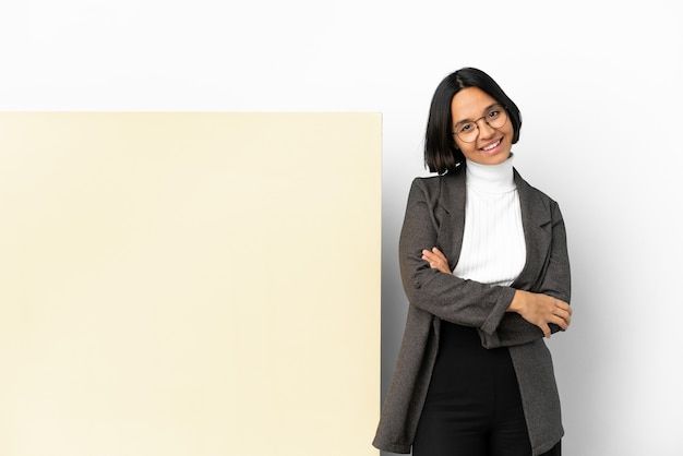 Jeune femme d'affaires mixte avec une grande bannière sur fond isolé avec les bras croisés et avec impatience