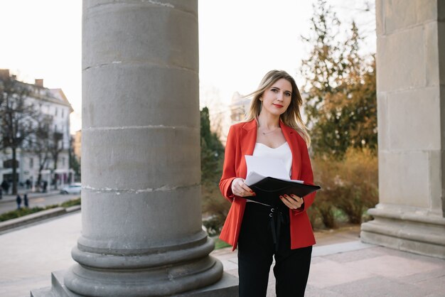 Jeune femme d'affaires à la mode avec de la paperasse