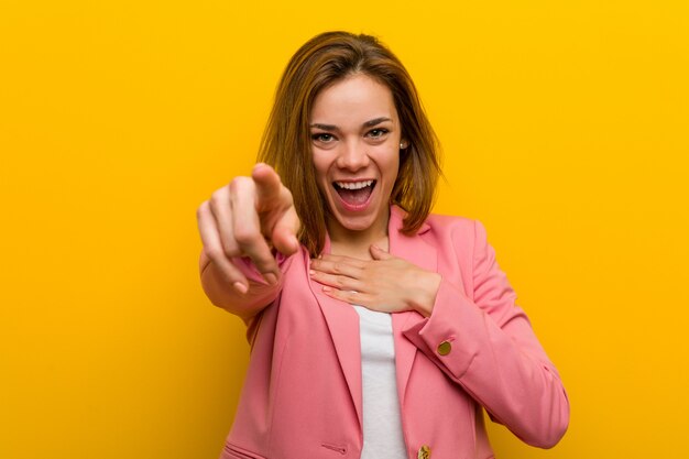 Jeune Femme D'affaires De Mode Pointe Avec Le Pouce Loin, Rire Et Insouciant.