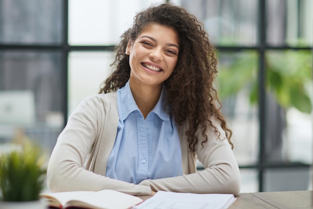 Jeune femme d'affaires moderne au bureau