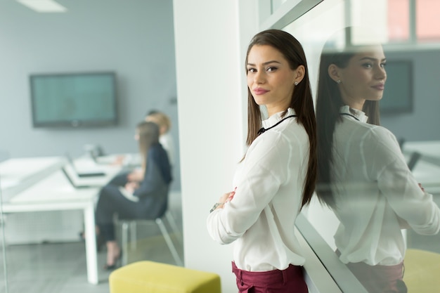 Jeune femme d&#39;affaires moderne