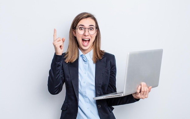 jeune femme d'affaires avec un ordinateur portable