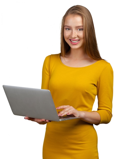 Une jeune femme d'affaires avec un ordinateur portable