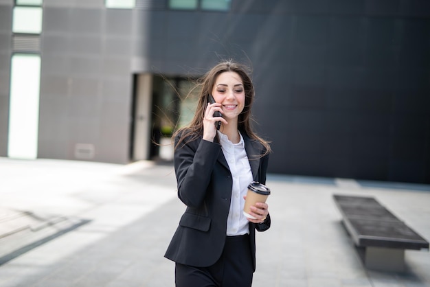 Jeune femme d'affaires parlant au téléphone dans une rue de la ville