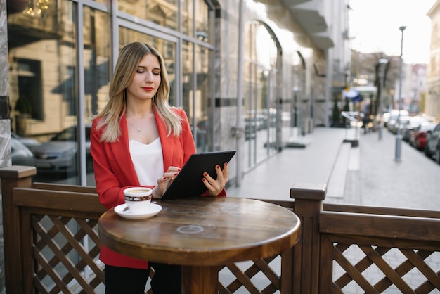 Jeune femme d'affaires pendant une pause-café