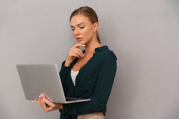 Jeune femme d'affaires pensive