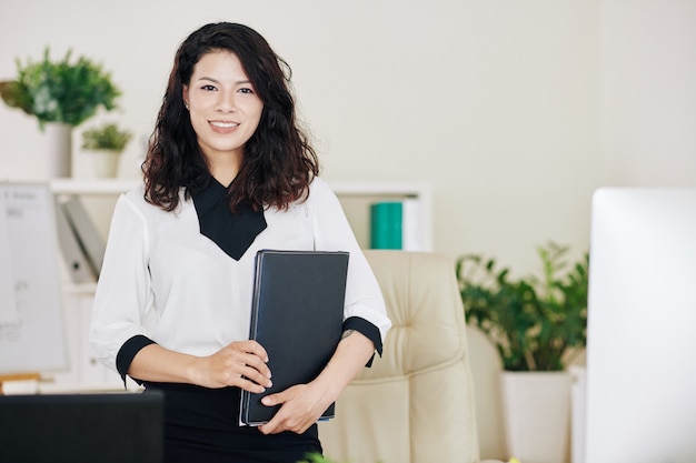 Jeune femme d'affaires positive