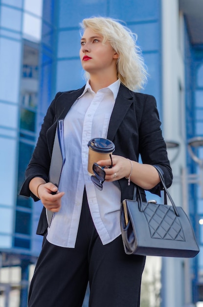 Une jeune femme d'affaires près du centre de bureaux.