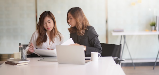 Jeune femme d'affaires professionnelle expliquant l'idée à son collègue de bureau moderne