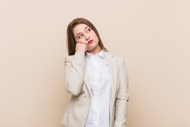 Jeune femme d'affaires qui se sent triste et pensive, en regardant copie.