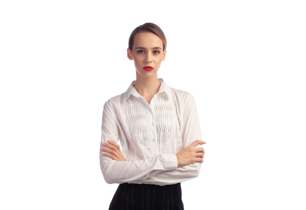 Photo jeune femme d'affaires sérieuse avec les mains croisées isolées sur fond blanc