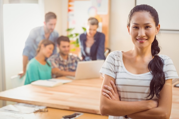 Jeune femme d&#39;affaires, souriant à la caméra