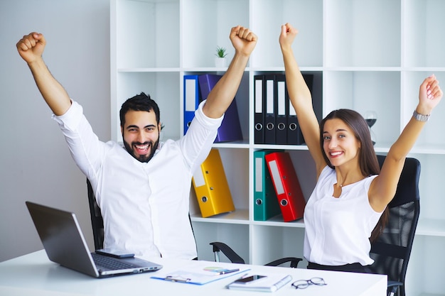 Jeune femme d'affaires souriante et homme d'affaires