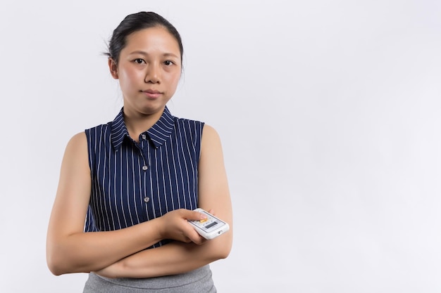 Jeune femme d'affaires souriante pleine longueur