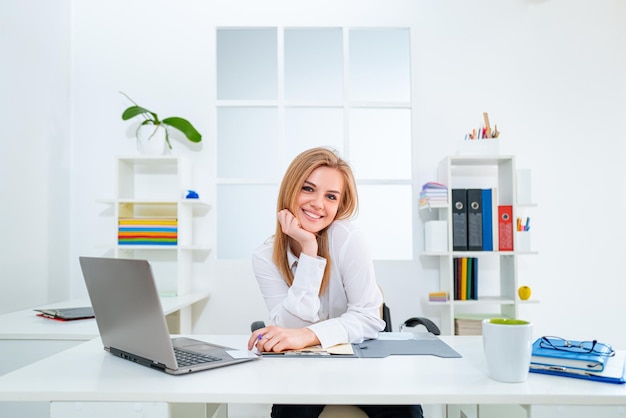 Jeune femme d'affaires souriante en secrétaire de beauté bureau moderne blanc belle jeune femme travaillant w