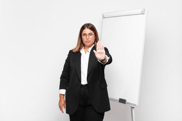 jeune femme d'affaires avec un tableau blanc