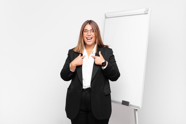 jeune femme d'affaires avec un tableau blanc