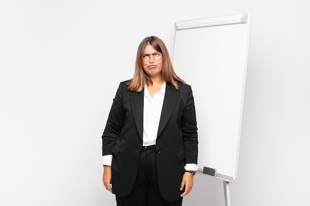 jeune femme d'affaires avec un tableau blanc