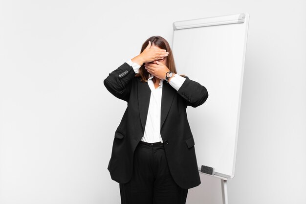 jeune femme d'affaires avec un tableau blanc