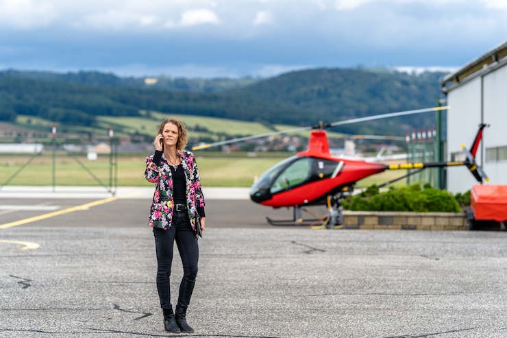 Photo jeune femme d'affaires téléphonant à l'aéroport. transport en hélicoptère