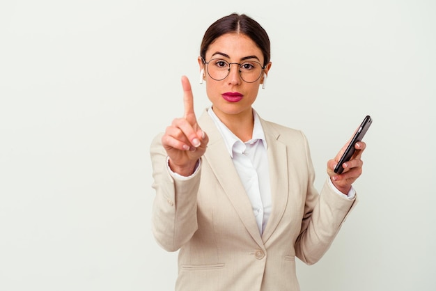 Jeune femme d'affaires tenant un téléphone mobile isolé sur fond blanc